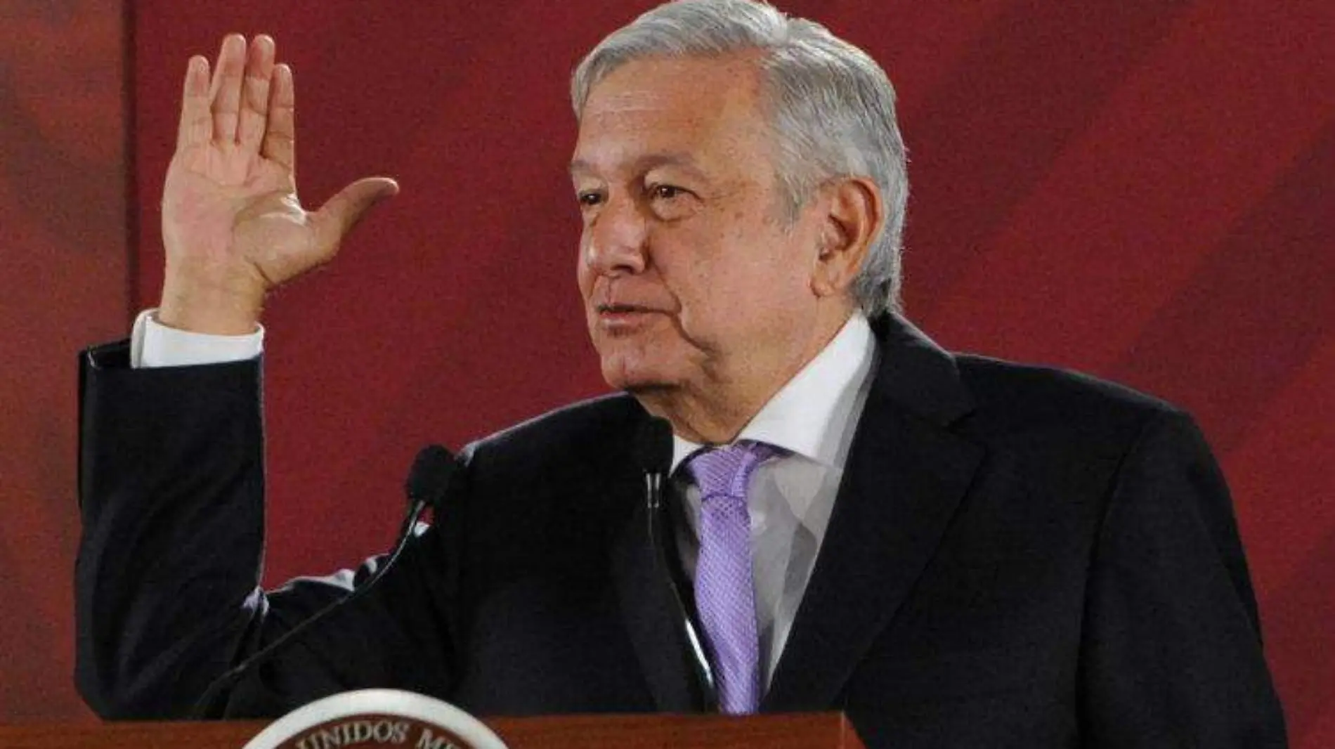 AMLO manos abiertas quejandose